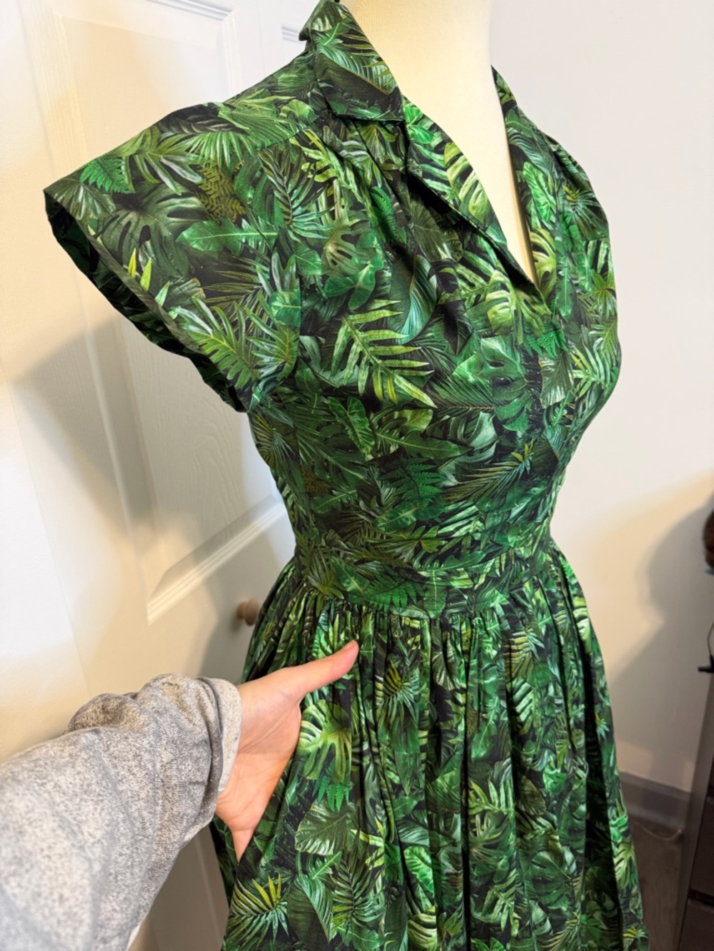 Green Tropical Leaf Bernie Dexter Vintage-Inspired Fit-and-Flare Dress - Picture 2 of 9